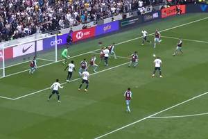 'In trouble' - Gary Neville & Jamie Carragher's verdict on Burnley & Leeds United relegation duel