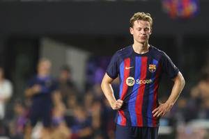 Barcelona asking Frenkie de Jong to ‘almost half’ his salary as Manchester United wait on final decision