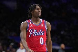 Tyrese Maxey injures left foot, will undergo MRI