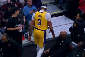 Anthony Davis exits Lakers-Cavs game with flu-like symptoms, does not return