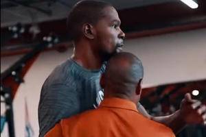 Drake And Kevin Durant Made A Surprise Visit To The University Of Texas' Basketball Team