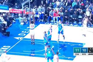 How will the Knicks handle the center position in Mitchell Robinson’s absence?