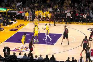 Analyst Says Lakers Are Weighing 3 Options Before Trade Deadline