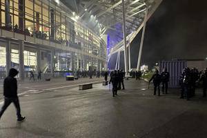 Lyon fans attacked Besiktas supporters in the square and 8 people have been arrested