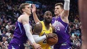 Lakers Fall Short Against Jazz Despite Star Power