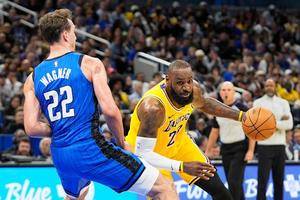 LeBron James and Lakers Suffer Third Straight Loss to Magic, Fans Express Frustration