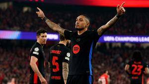 Raphinha Leads 10-Man Barcelona to Narrow Victory Over Benfica