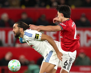 Controversial Red Card for Martinez Leaves Manchester United in Defensive Crisis