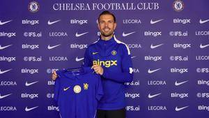 England midfielder Jordan Henderson joins Chelsea in senior leadership push