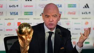 Infantino apologises for "errors" but keeps Fifa presidency